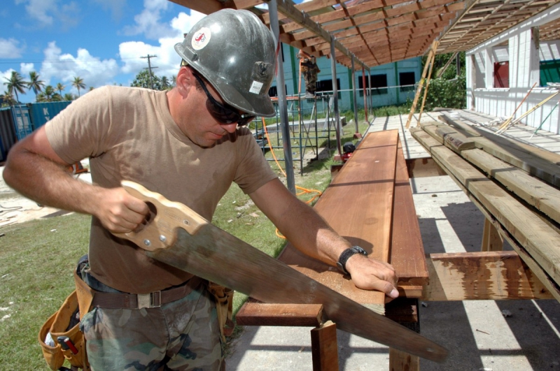 menuisier-CALLIAN-min_worker_construction_building_carpenter_male_job_build_helmet-893290